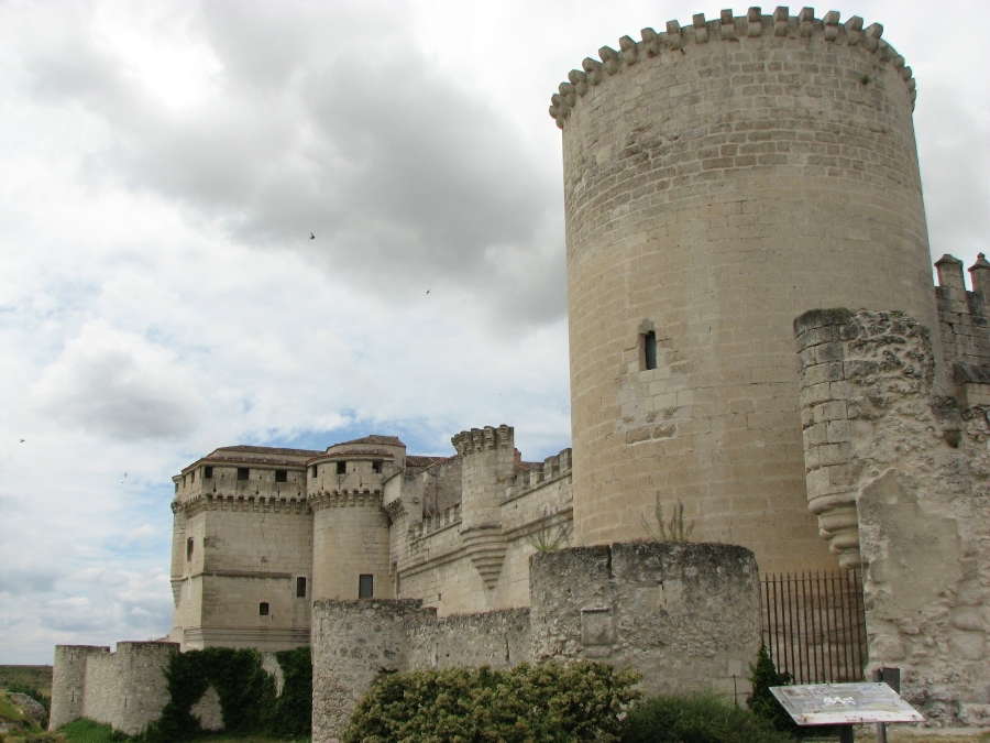 Patrimonio autoriza la instalación del monolito en el entorno del castillo de Cuéllar