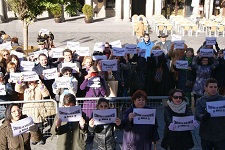 Un centenar de segovianos dicen “basta” a la violencia de género en la Plaza Mayor