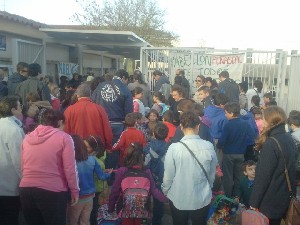 Concentración a las puertas del colegio El Peñascal por un polideportivo para todos