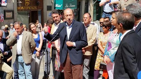 Rubalcaba inicia en Segovia, junto a la estatua de Juan Bravo, la campaña electoral socialista