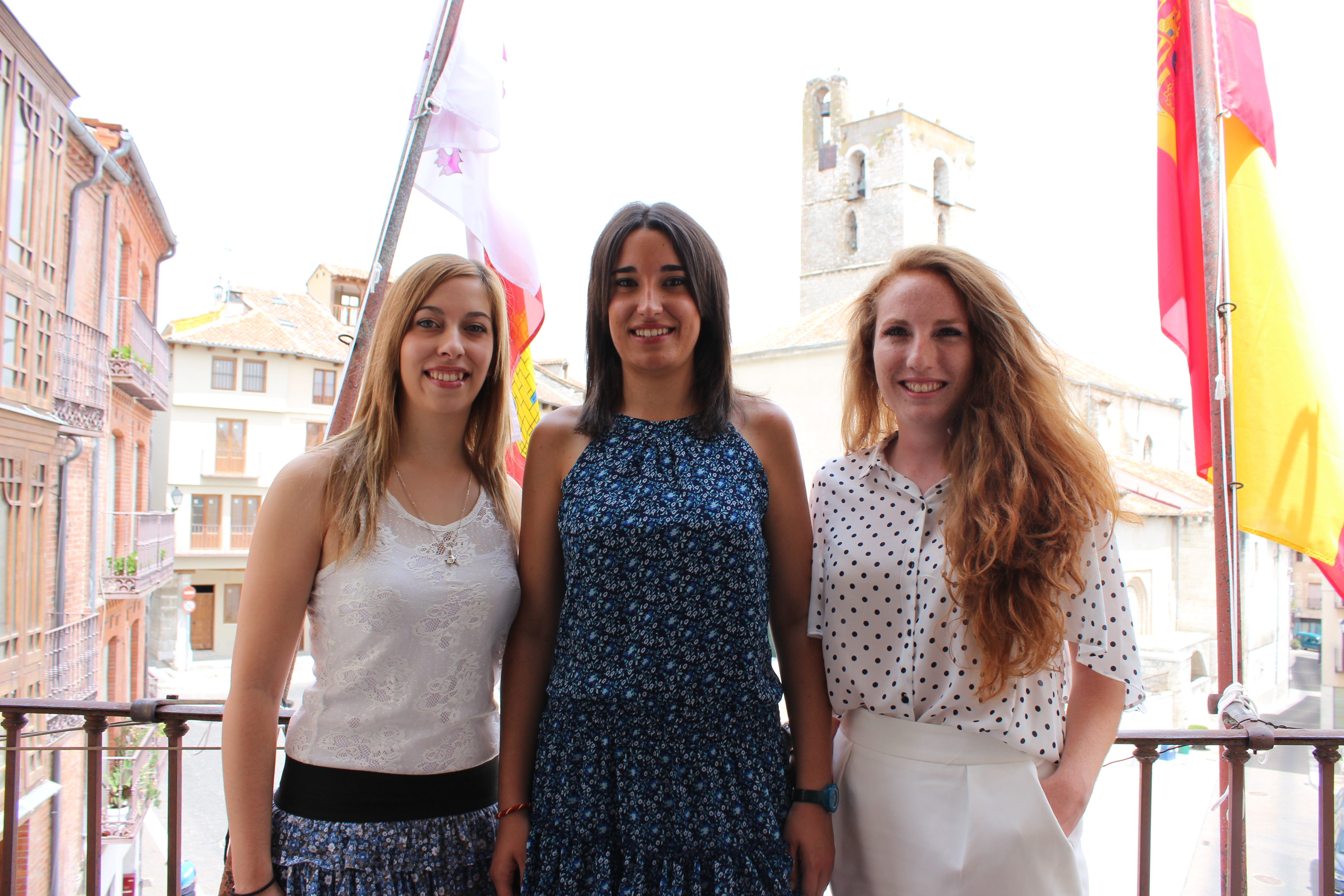 Cristina Sancho junto a sus damas Celia Sanz y Andrea Calvo en el balcón de la casa consistorial  / J.M