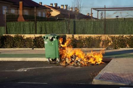 Se incendian tres contenedores en la Urbanización Carrascalejo