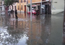 La tromba de agua y granizo provoca problemas e inundaciones en la Plaza Somorrostro