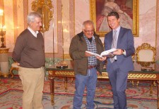 Ignacio Sáiz, presidente de Amycos, Rodrigo Aramayo, socio local de  Amycos en Bolivia, y Andrés Torquemada, concejal de Servicios Sociales, en el Ayuntamiento de Segovia